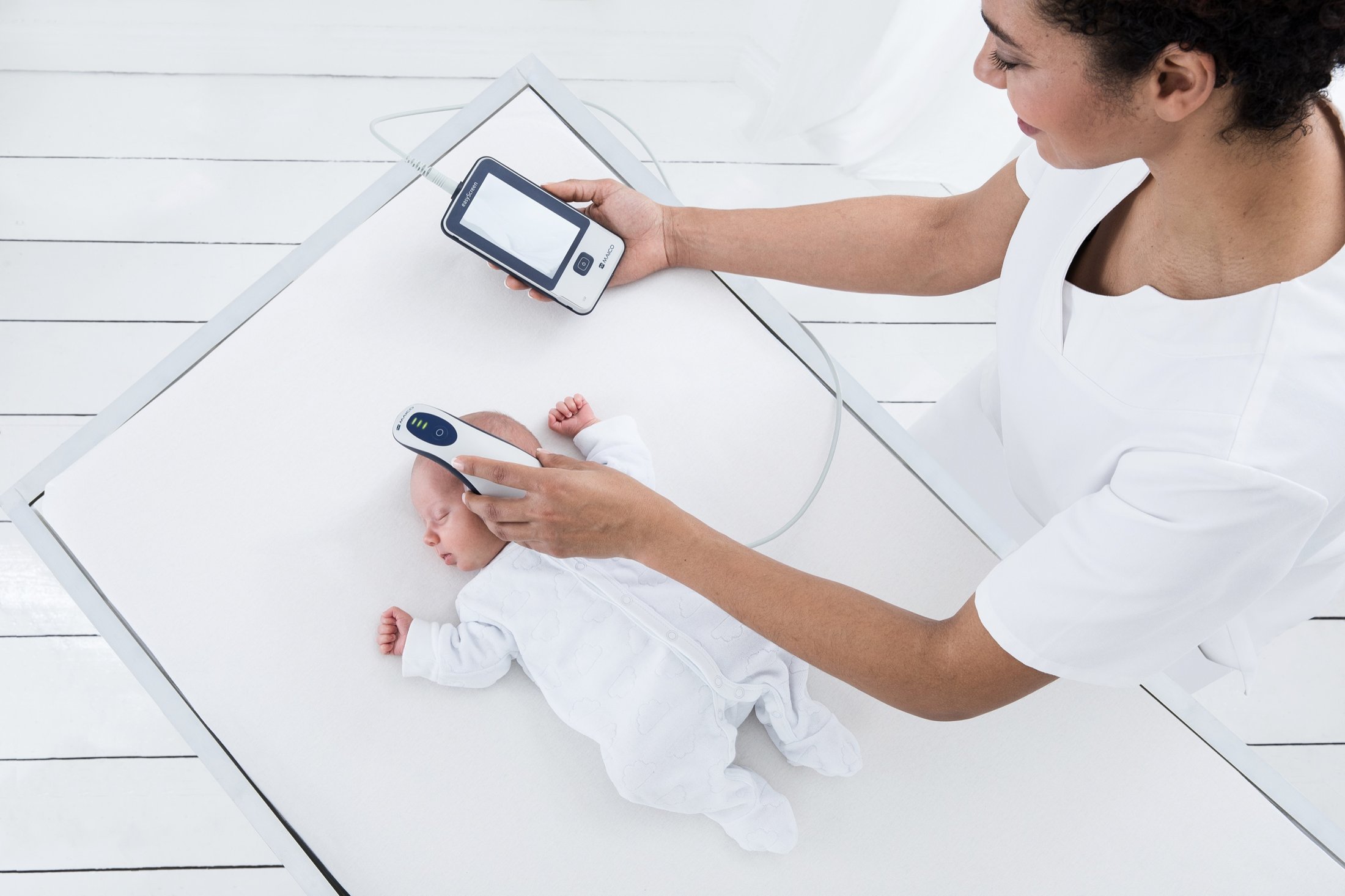 Maico Diagnostics: Hörscreening bei einem Neugeborenen, Aufsicht mit Handgerät