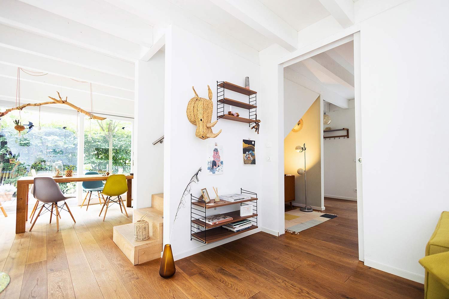 Holzhaus: Galerie mit Blick in den Essbereich und Treppe