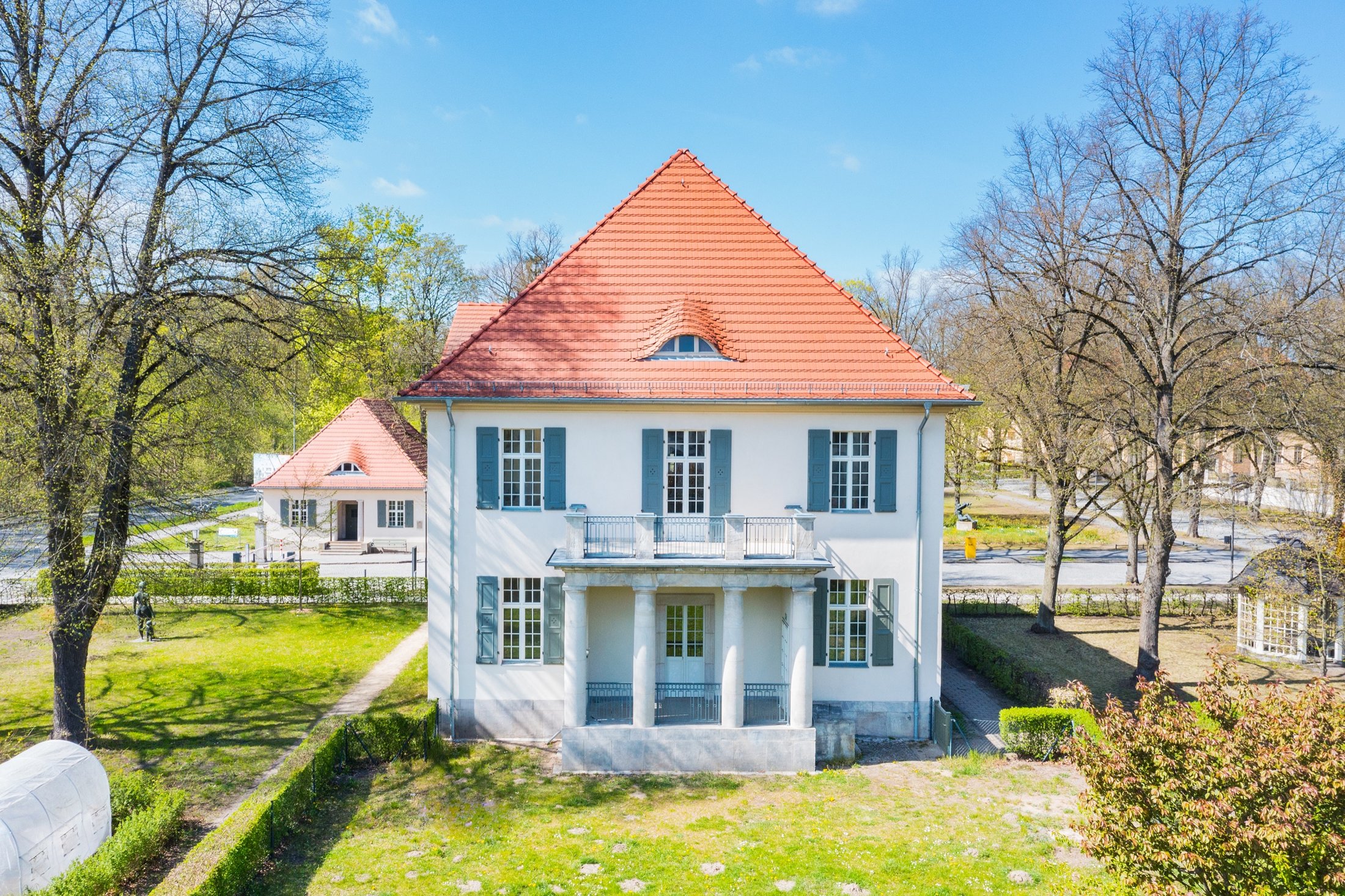 Drohnenaufnahme: Villa mit Säulenportikus, Balkon und Gartenanlage, Projekt Schütze Immobilien