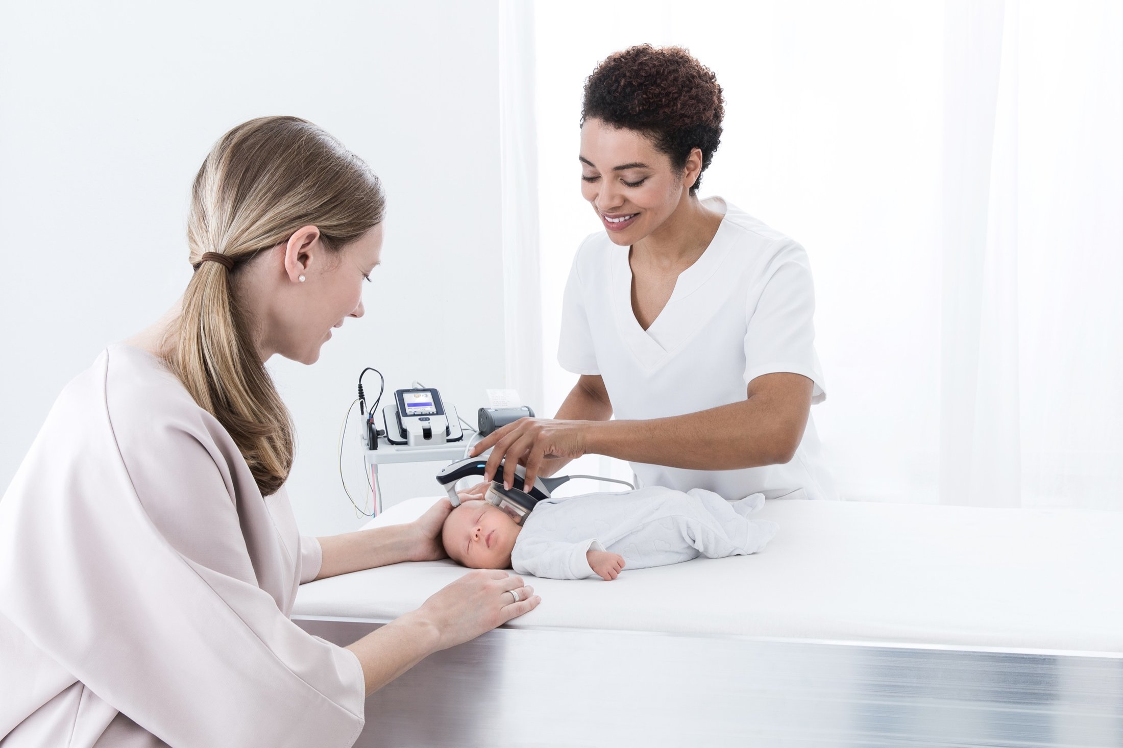 Maico Diagnostics: Hörscreening bei einem Neugeborenen, Fachkraft und Mutter