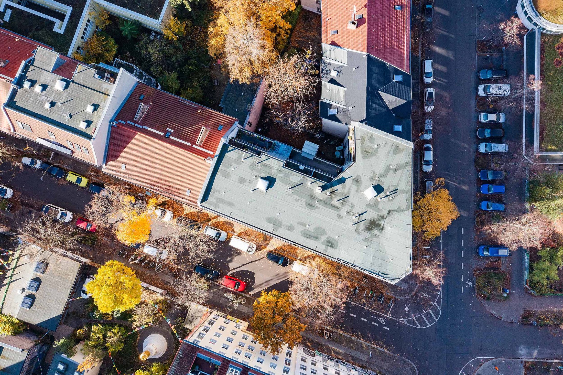 Drohnenaufnahme von oben: Dachlandschaft und Straßen in Berlin, Projekt Leible & Cie.