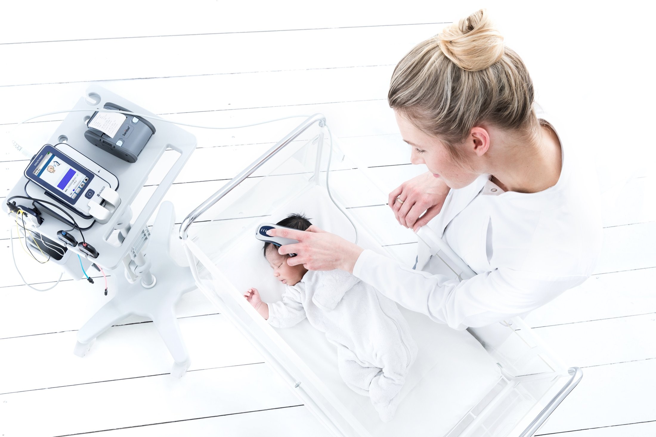 Maico Diagnostics: Hörscreening bei einem Neugeborenen, Aufsicht auf das Babybett