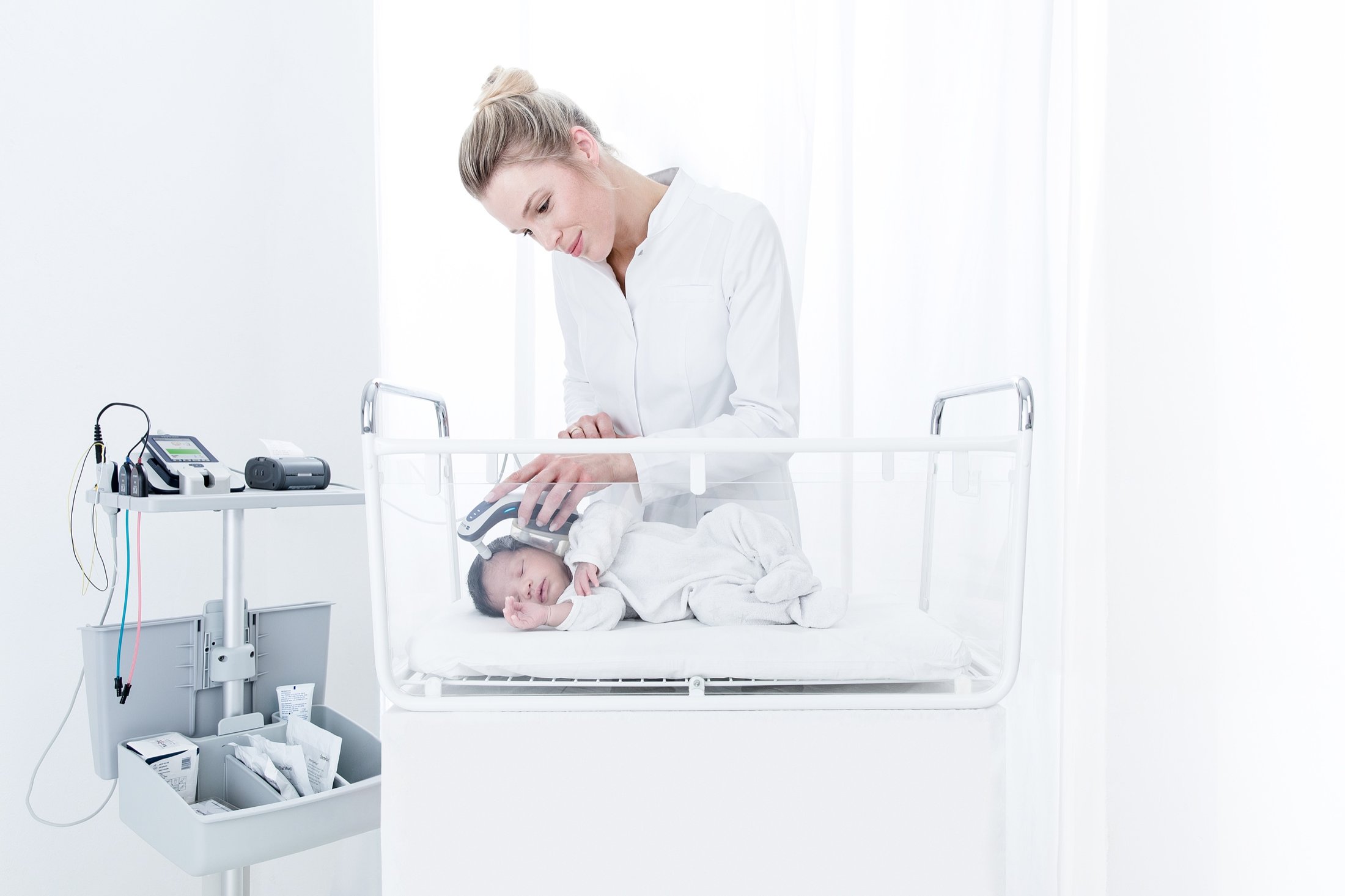 Maico Diagnostics: Hörscreening bei einem Neugeborenen, Baby im Bettchen