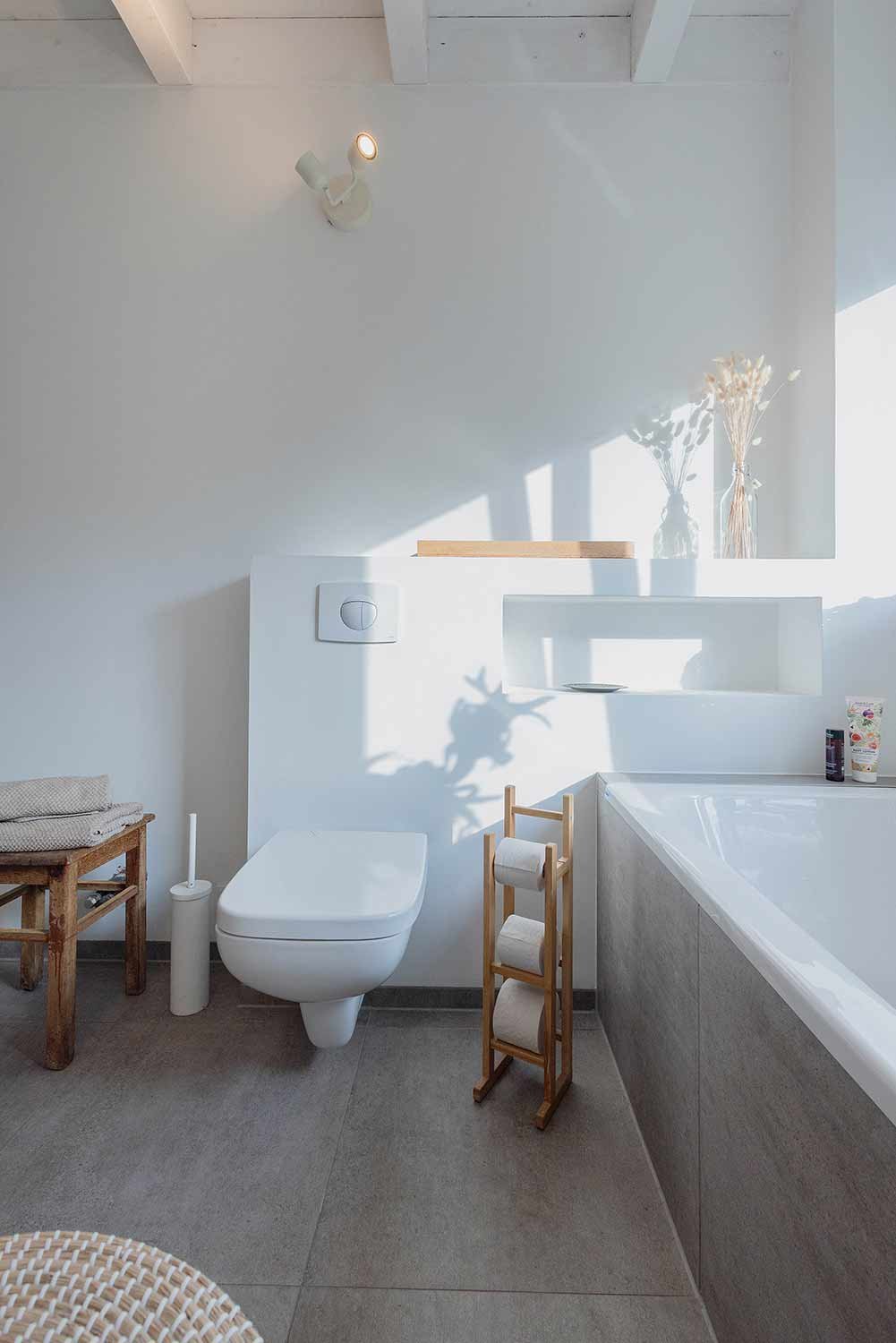 Holzhaus: Bad mit WC, Wanne und Holzhocker