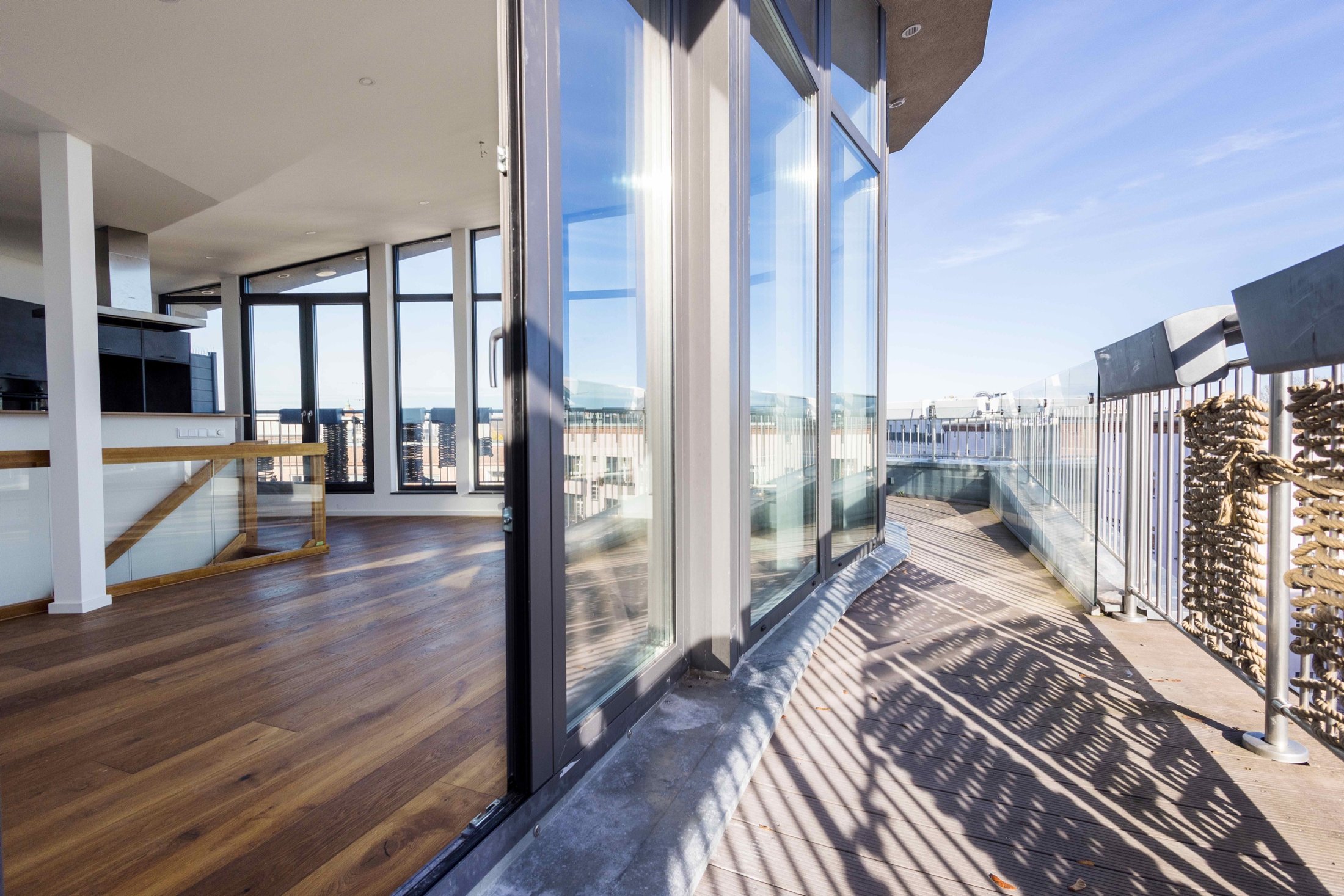 Dachterrasse mit Blick in den offenen Wohnbereich mit Küche, Projekt Leible & Cie.
