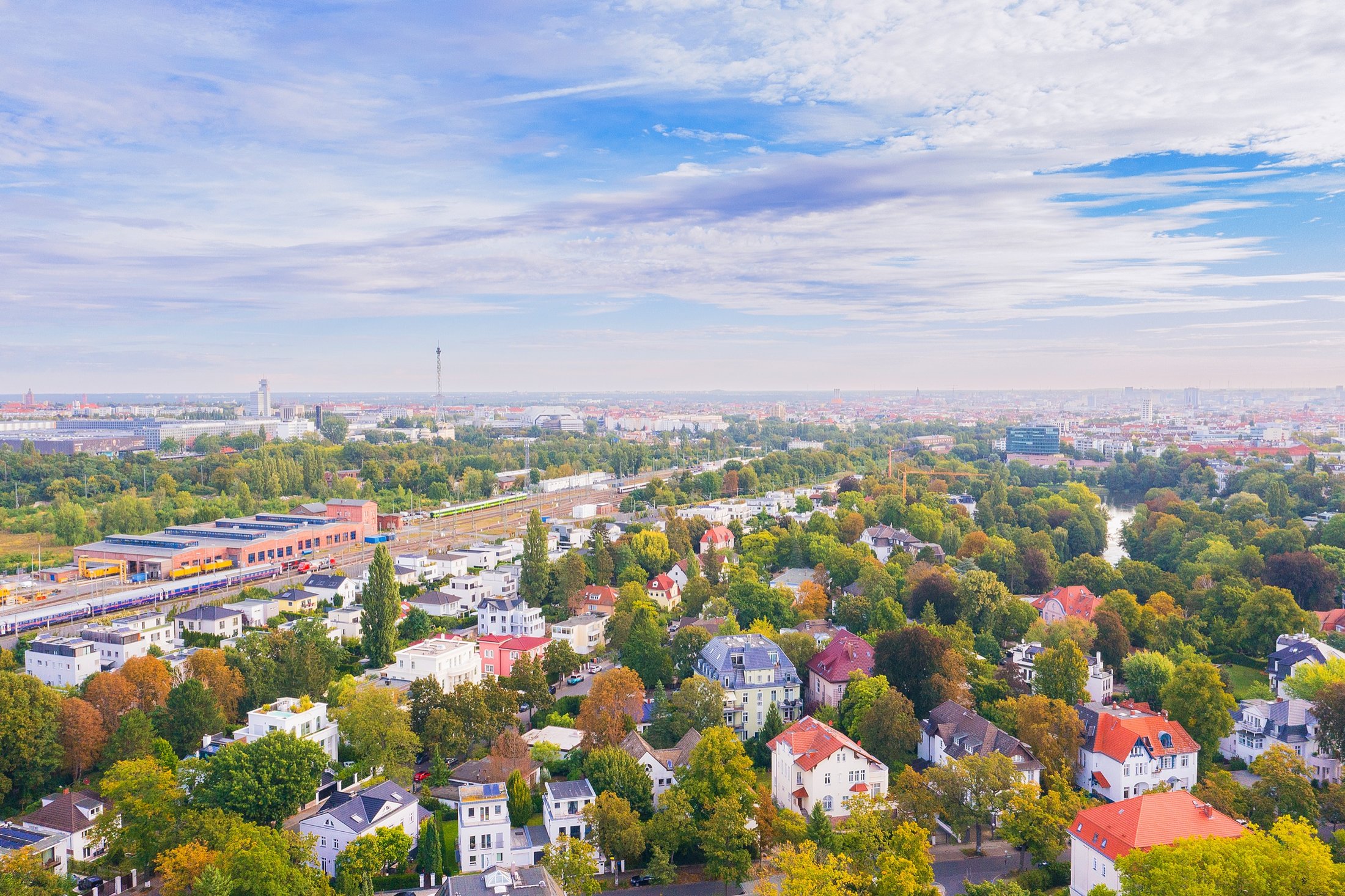 Drohnenaufnahme: Villenviertel in Berlin mit Bahnanlagen und Funkturm am Horizont, Projekt Schütze Immobilien